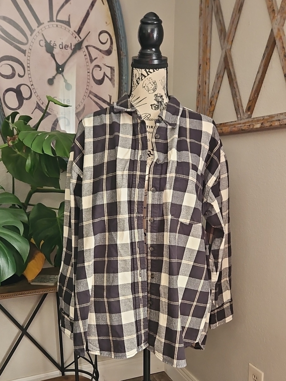Universal Thread Black and White Plaid Button-Down Shirt Excellant Condition XL